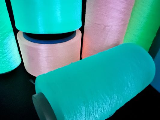 Fluorescerend gloeiend garen lichtgevend polyestergaren 150D polyester gloeiend garen lichtgevend garen